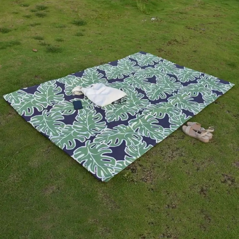 Packing of family picnic mat Each piece with sewn-in care label